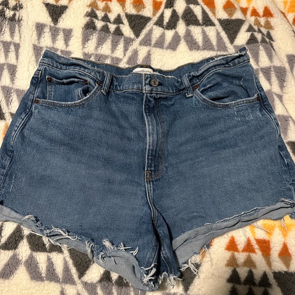 Abercrombie Jean Shorts - High Rise 4in Mom Shorts size 34/18 - Picture 1 of 4